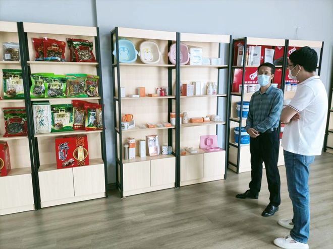 南平市商務(wù)局張澤華書記攜閩北日報記者蒞臨公共服務(wù)中心調(diào)研指導